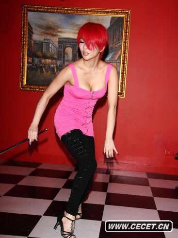 溫嵐延續性感露線(xiàn)