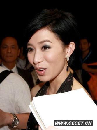 佘詩(shī)曼鬧市露背引圍觀(guān)