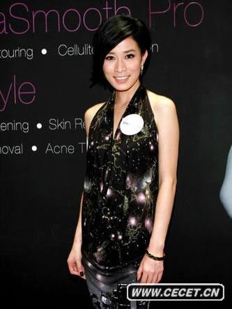 佘詩(shī)曼鬧市露背引圍觀(guān)