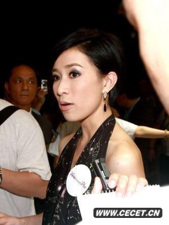 佘詩(shī)曼鬧市露背引圍觀(guān)