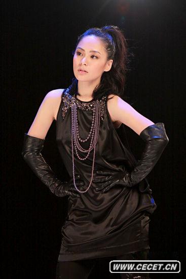 阿嬌黑色勁裝性感代言