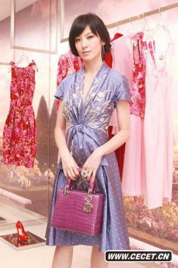 林熙蕾剪彩小露性感