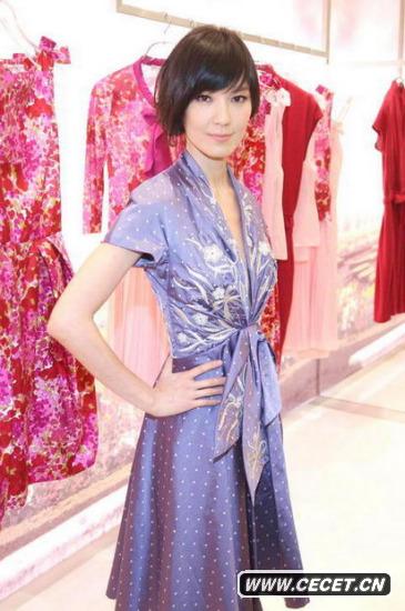 林熙蕾剪彩小露性感