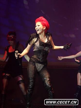 溫嵐化身性感摩登戰士