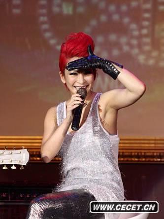 溫嵐化身性感摩登戰士