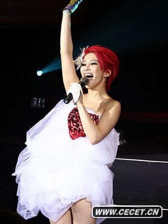 溫嵐化身性感摩登戰士