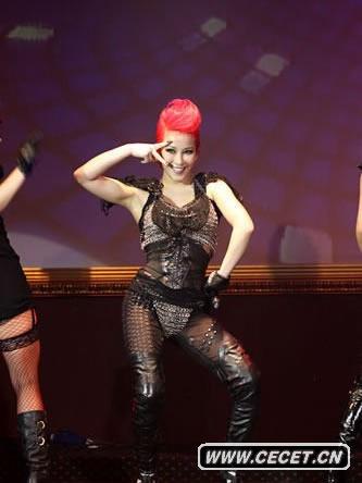 溫嵐化身性感摩登戰士