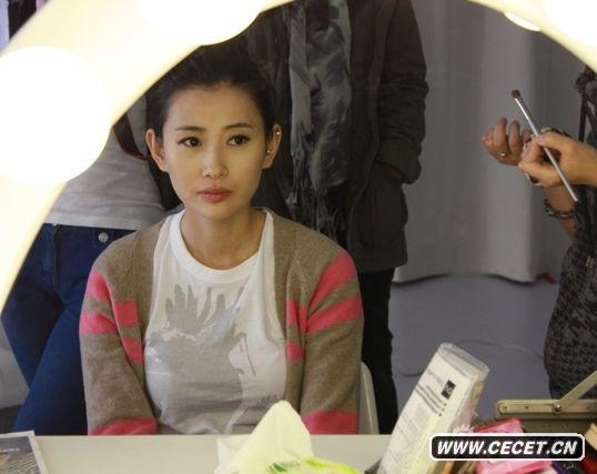 呂夏低調難掩摩登硬朗