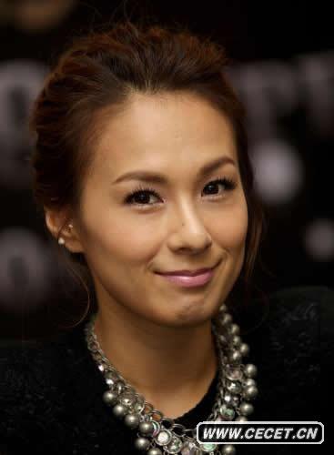 蔡妍稱(chēng)黑裙亮相見(jiàn)面會(huì )