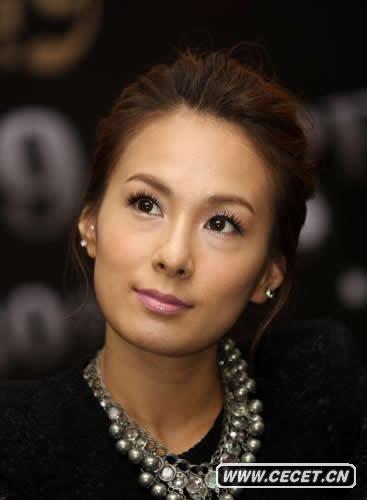 蔡妍稱(chēng)黑裙亮相見(jiàn)面會(huì )