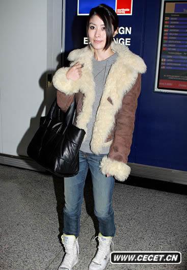 陳慧琳返港身著(zhù)厚實(shí)棉衣