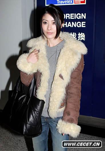 陳慧琳返港身著(zhù)厚實(shí)棉衣