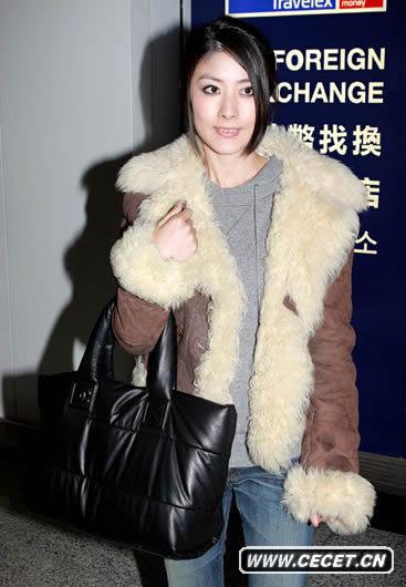 陳慧琳返港身著(zhù)厚實(shí)棉衣