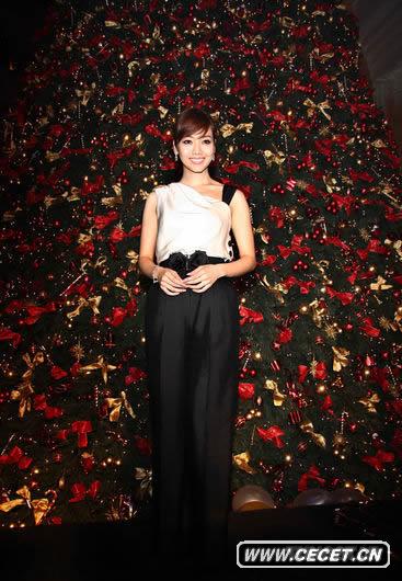 侯佩岑黑白洋裝極具OL氣質(zhì)