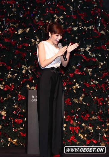 侯佩岑黑白洋裝極具OL氣質(zhì)