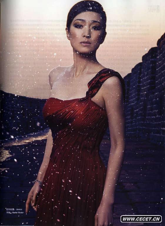 鞏俐登裙裾飛揚變風(fēng)雪女王