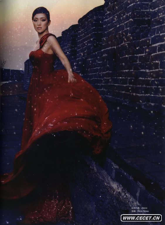 鞏俐登裙裾飛揚變風(fēng)雪女王