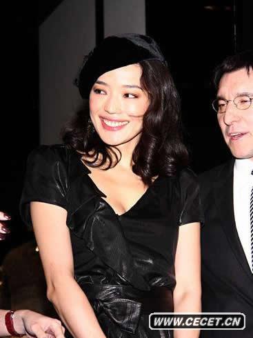 舒淇低胸裝性感出席酒會(huì )