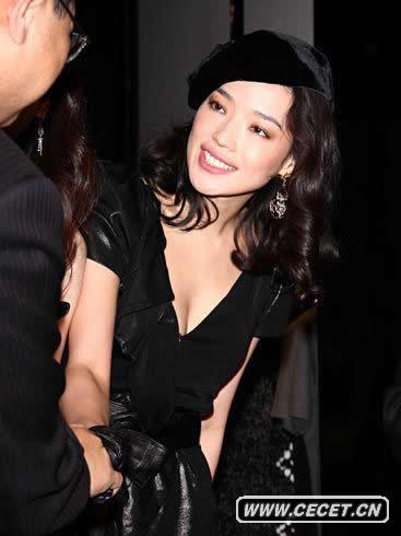 舒淇低胸裝性感出席酒會(huì )