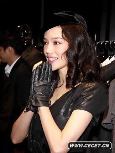 舒淇低胸裝性感出席酒會(huì )