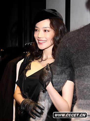 舒淇低胸裝性感出席酒會(huì )