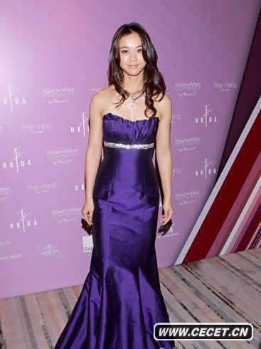 湯唯紫色低胸禮服現身