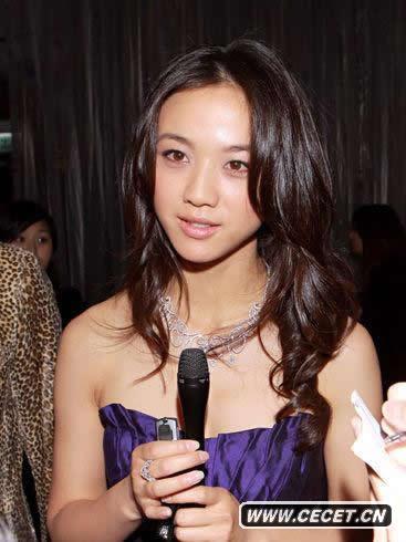 湯唯紫色低胸禮服現身