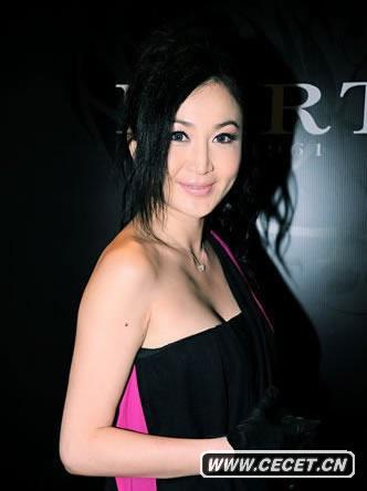 溫碧霞一襲黑色露肩禮服艷壓群芳