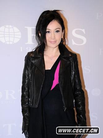 溫碧霞一襲黑色露肩禮服艷壓群芳