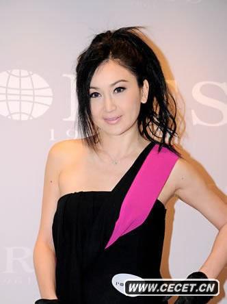 溫碧霞一襲黑色露肩禮服艷壓群芳