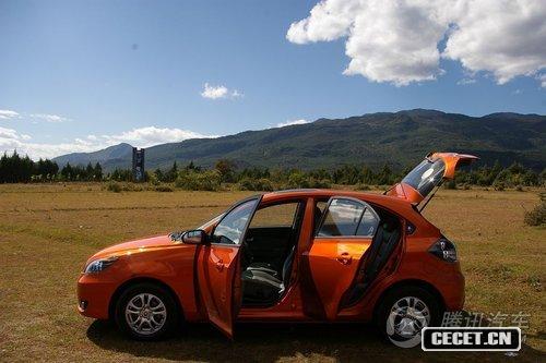 悅翔兩廂試駕實(shí)拍圖