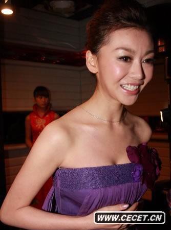 鞏新亮低胸秀深溝