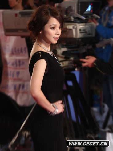 徐若瑄著(zhù)黑晚裝走保守