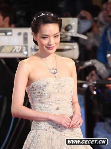 舒淇淡色晚裝亮相金馬