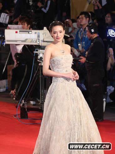 舒淇淡色晚裝亮相金馬