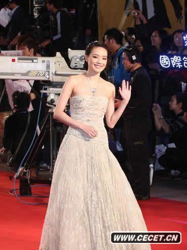 舒淇淡色晚裝亮相金馬