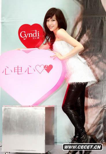 王心凌大露性感嫵媚