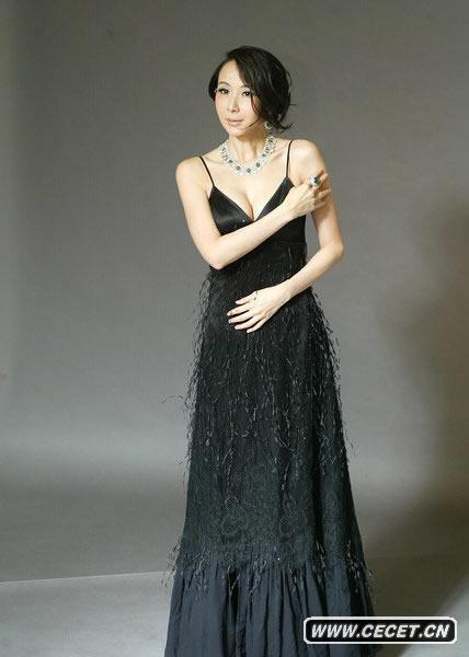 蕭薔佩戴稀有藍鉆