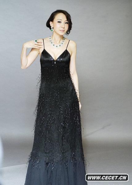 蕭薔佩戴稀有藍鉆