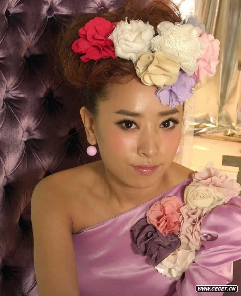 韓星Sara拍寫(xiě)真造型復古