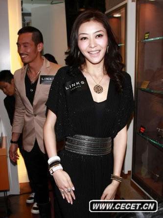 熊黛林一身黑衣打扮