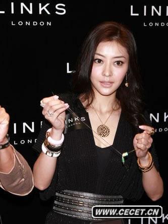 熊黛林一身黑衣打扮