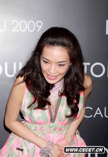 舒淇輕盈助陣名店開(kāi)張