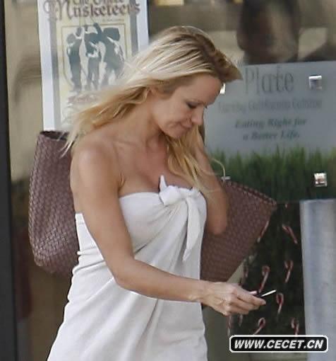 艷星安德森裹浴巾逛街