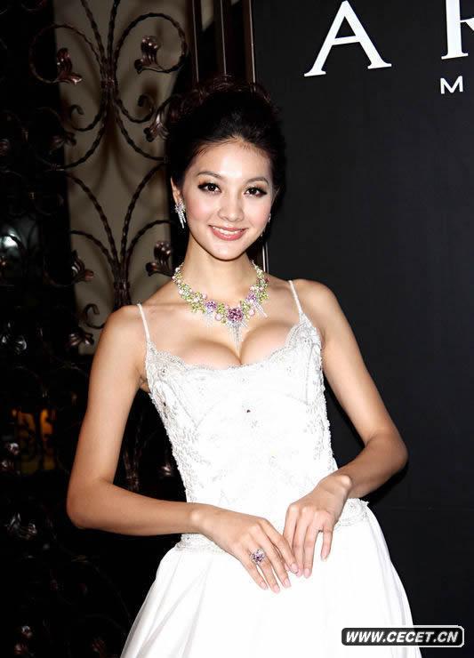 吳亞馨扮性感低胸爆乳