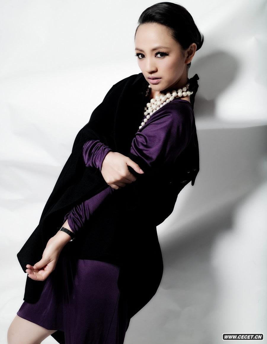 羅海瓊個(gè)性?shī)y容顯自信