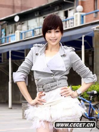 王心凌寒冬穿裙秀美腿