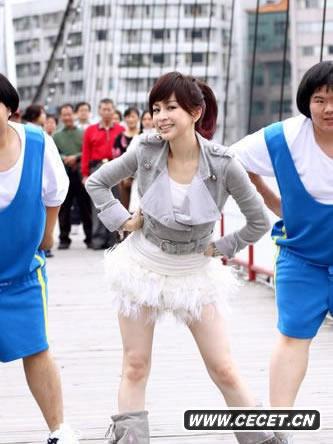 王心凌寒冬穿裙秀美腿