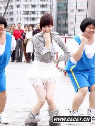 王心凌寒冬穿裙秀美腿