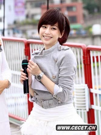 王心凌寒冬穿裙秀美腿